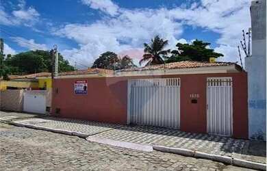 Imagem: A casa possui 3 Dormitórios, 2 Banheiros, 1 Vaga na garagem