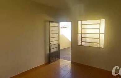 Imagem: A casa possui 2 Dormitórios, 2 Banheiros, 3 Vagas na garagem