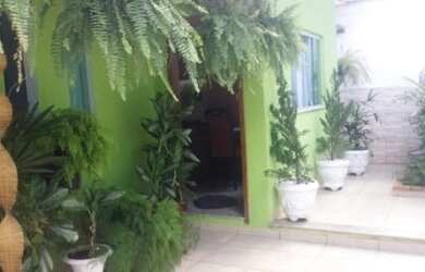 Imagem: A casa possui 3 Dormitórios, 2 Banheiros, 2 Vagas na garagem