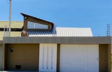 Imagem: A casa possui 3 Dormitórios, 2 Vagas na garagem e está localizado