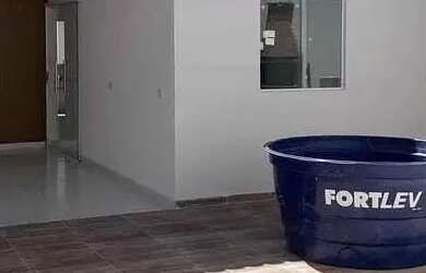 Imagem: A casa possui 3 Dormitórios, 2 Banheiros, 1 Vaga na garagem