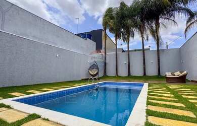 Imagem: A casa possui 3 Dormitórios, 3 Banheiros, 3 Vagas na garagem