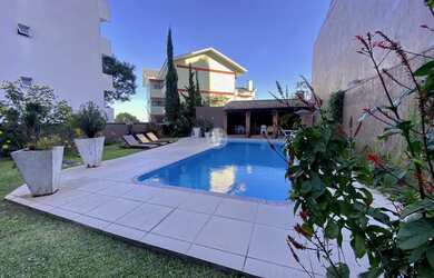 Imagem: A casa possui 4 Dormitórios, 3 Banheiros, 2 Vagas na garagem