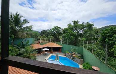 Imagem: A casa possui 4 Dormitórios, 5 Banheiros, 4 Vagas na garagem