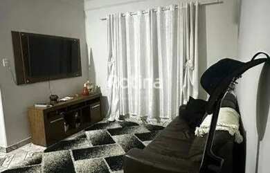 Imagem: A casa possui 3 Dormitórios, 2 Banheiros, 2 Vagas na garagem