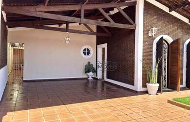 Imagem: A casa possui 3 Dormitórios, 3 Banheiros, 3 Vagas na garagem