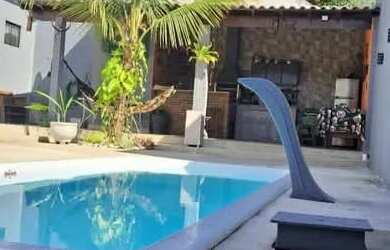 Imagem: A casa possui 3 Dormitórios, 3 Banheiros, 5 Vagas na garagem