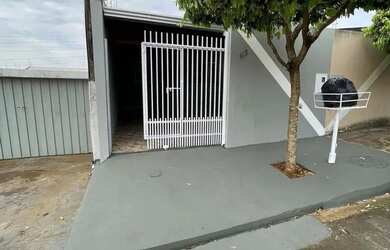 Imagem: A casa possui 2 Dormitórios, 1 Banheiro, 2 Vagas na garagem