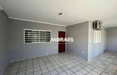 Imagem: A casa possui 4 Dormitórios, 4 Banheiros, 2 Vagas na garagem