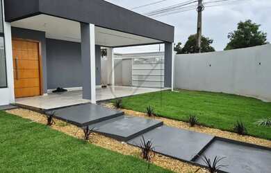 Imagem: A casa possui 3 Dormitórios, 3 Banheiros, 2 Vagas na garagem