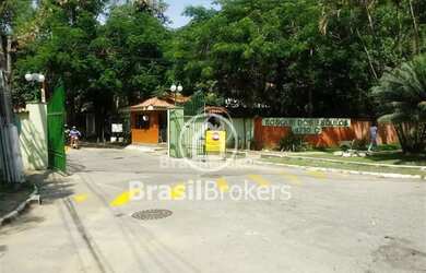 Imagem: O terreno possui 2.095m² de Área e está localizado em Anil