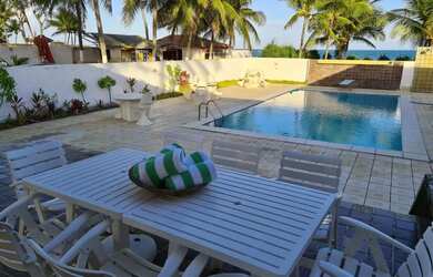 Imagem: A casa possui 4 Dormitórios, Acomodam 20 pessoas, 4 Vagas na