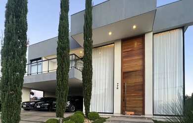 Imagem: A casa em condomínio possui 5 Dormitórios, 5 Banheiros, 5