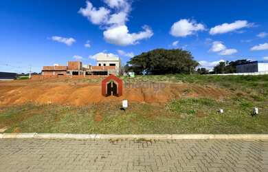Imagem: O terreno possui 180m² de Área e está localizado em Cocão