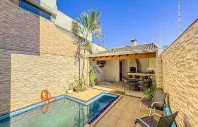 Imagem: A casa possui 3 Dormitórios, 4 Banheiros, 2 Vagas na garagem