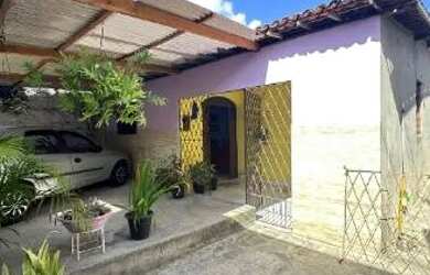 Imagem: A casa possui 2 Dormitórios, 2 Banheiros, 1 Vaga na garagem