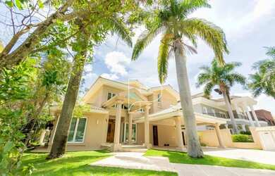 Imagem: A casa em condomínio possui 4 Dormitórios, 5 Banheiros, 4