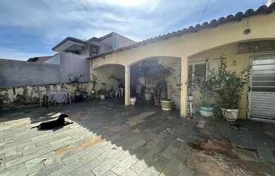 Imagem: A casa possui 3 Dormitórios, 1 Banheiro, 3 Vagas na garagem