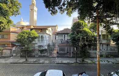 Imagem: A casa possui 5 Dormitórios, 5 Banheiros, 5 Vagas na garagem