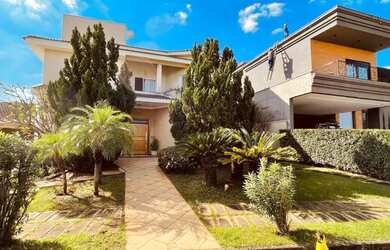 Imagem: A casa em condomínio possui 4 Dormitórios, 5 Banheiros, 4