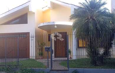 Imagem: A casa possui 4 Dormitórios, 3 Banheiros, 2 Vagas na garagem