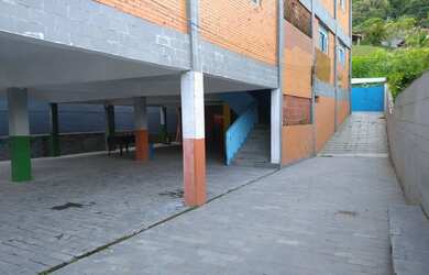 Imagem: A casa possui 5 Dormitórios, 2 Banheiros e 5 Vagas na garagem