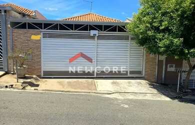 Imagem: A casa possui 3 Dormitórios, 2 Banheiros, 2 Vagas na garagem