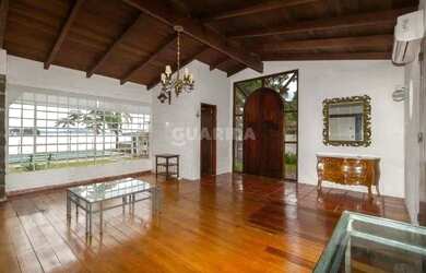 Imagem: A casa possui 4 Dormitórios, 4 Banheiros, 3 Vagas na garagem