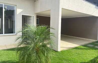 Imagem: A casa possui 3 Dormitórios, 3 Banheiros, 2 Vagas na garagem