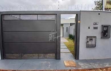 Imagem: A casa possui 3 Dormitórios, 2 Banheiros, 4 Vagas na garagem