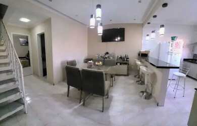 Imagem: A casa possui 4 Dormitórios, 4 Banheiros, 2 Vagas na garagem