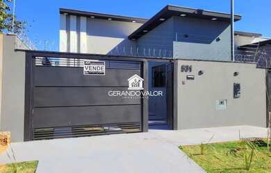 Imagem: A casa possui 3 Dormitórios, 2 Banheiros, 2 Vagas na garagem