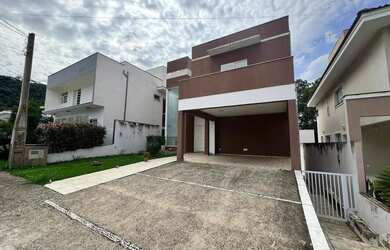 Imagem: A casa possui 5 Dormitórios, 5 Banheiros, 4 Vagas na garagem