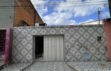 Imagem: A casa possui 3 Dormitórios, 2 Banheiros, 1 Vaga na garagem