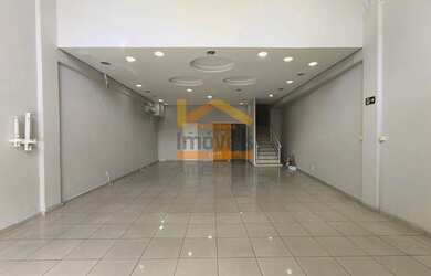 Imagem: O depósito possui 2 Vagas na garagem, 140m² de Área e está