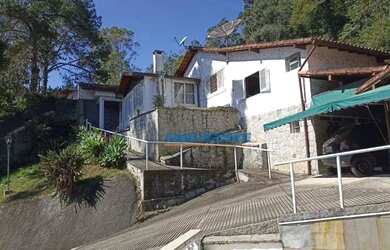 Imagem: A casa possui 3 Dormitórios, 1 Banheiro, 2 Vagas na garagem