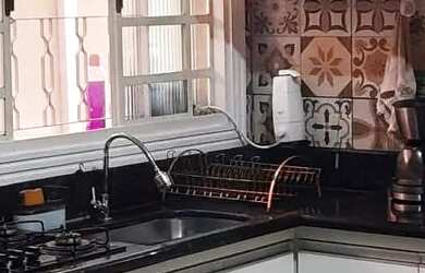 Imagem: A casa possui 2 Dormitórios, 2 Banheiros, 2 Vagas na garagem