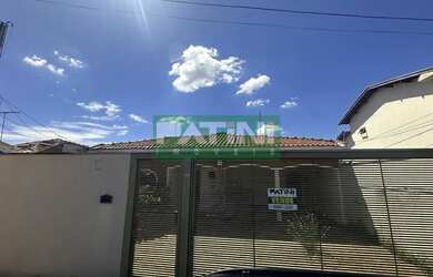 Imagem: A casa possui 3 Dormitórios, 3 Banheiros, 4 Vagas na garagem