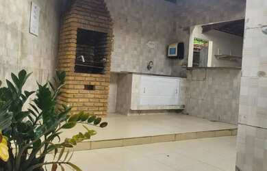 Imagem: A casa possui 3 Dormitórios, 1 Banheiro, 3 Vagas na garagem