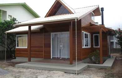 Imagem: A casa possui 3 Dormitórios, 1 Banheiro, 2 Vagas na garagem