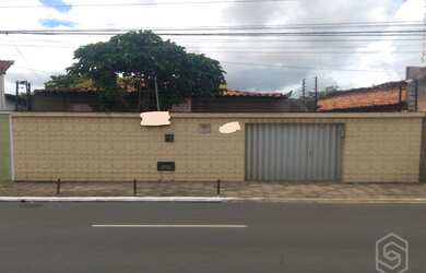Imagem: A casa possui 3 Dormitórios, 2 Banheiros, 3 Vagas na garagem