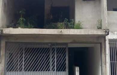 Imagem: A casa possui 3 Dormitórios, 3 Banheiros e 1 Vaga na garagem