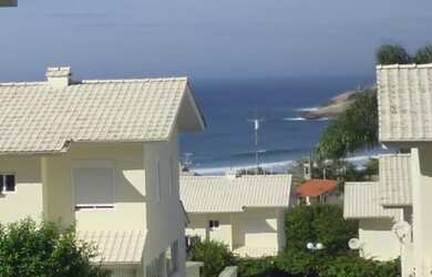 Imagem: A casa possui 3 Dormitórios, 3 Banheiros, 2 Vagas na garagem