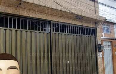 Imagem: A casa possui 2 Dormitórios, 1 Banheiro, 2 Vagas na garagem