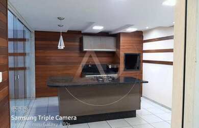 Imagem: A casa possui 3 Dormitórios, 3 Banheiros, 2 Vagas na garagem