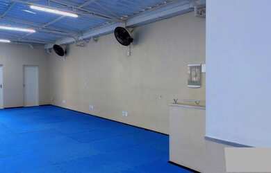 Imagem: O depósito possui 2 Vagas na garagem, 460m² de Área e está