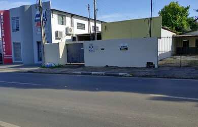 Imagem: A casa possui 5 Dormitórios, 4 Banheiros, 5 Vagas na garagem