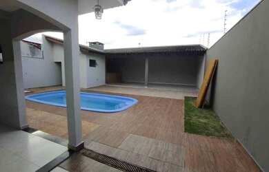 Imagem: A casa possui 4 Dormitórios, 2 Banheiros, 3 Vagas na garagem