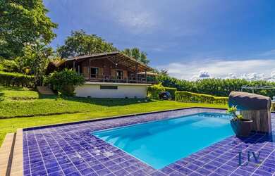 Imagem: A casa possui 4 Dormitórios, 5 Banheiros, 5 Vagas na garagem