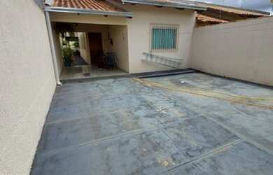 Imagem: A casa possui 3 Dormitórios, 2 Banheiros, 4 Vagas na garagem